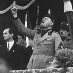 Photo en noir et blanc de Mussolini faisant un discours en 1930